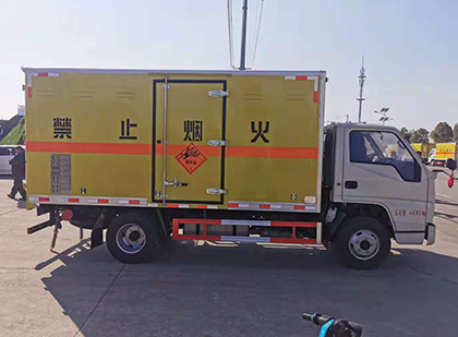 小板镇爆破器材运输车