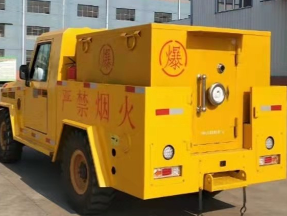小板镇凯龙爆破器材运输车：保障爆破任务的安全运行