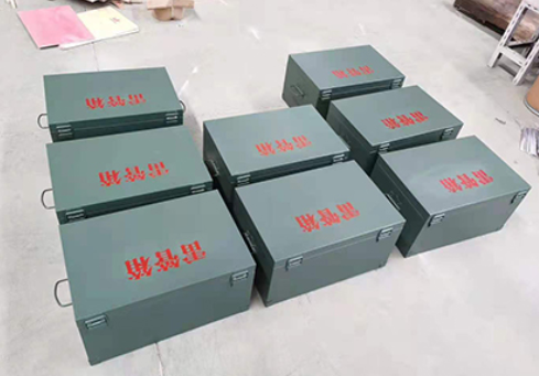 小板镇炸药箱和雷管箱一般是怎么存放的？